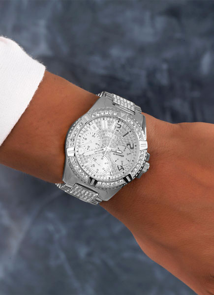 Идеальный подарок для женщины — нестандартные часы Guess